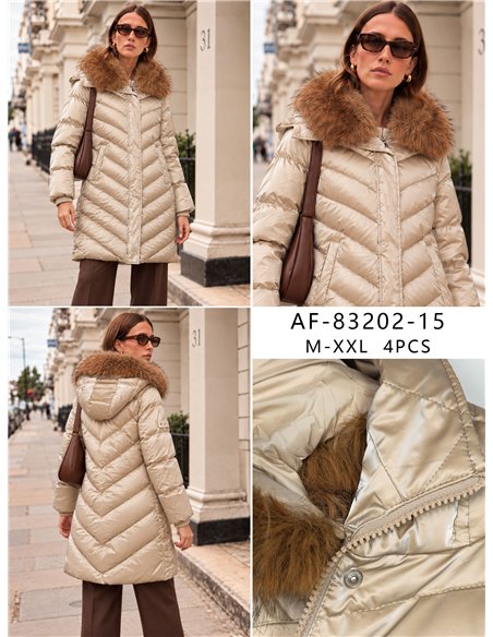 Anorak amplio acharolado water repellent cuello pelo