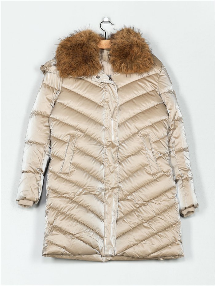 Anorak amplio acharolado water repellent cuello pelo