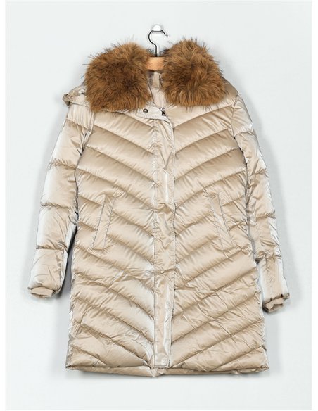 Anorak amplio acharolado water repellent cuello pelo
