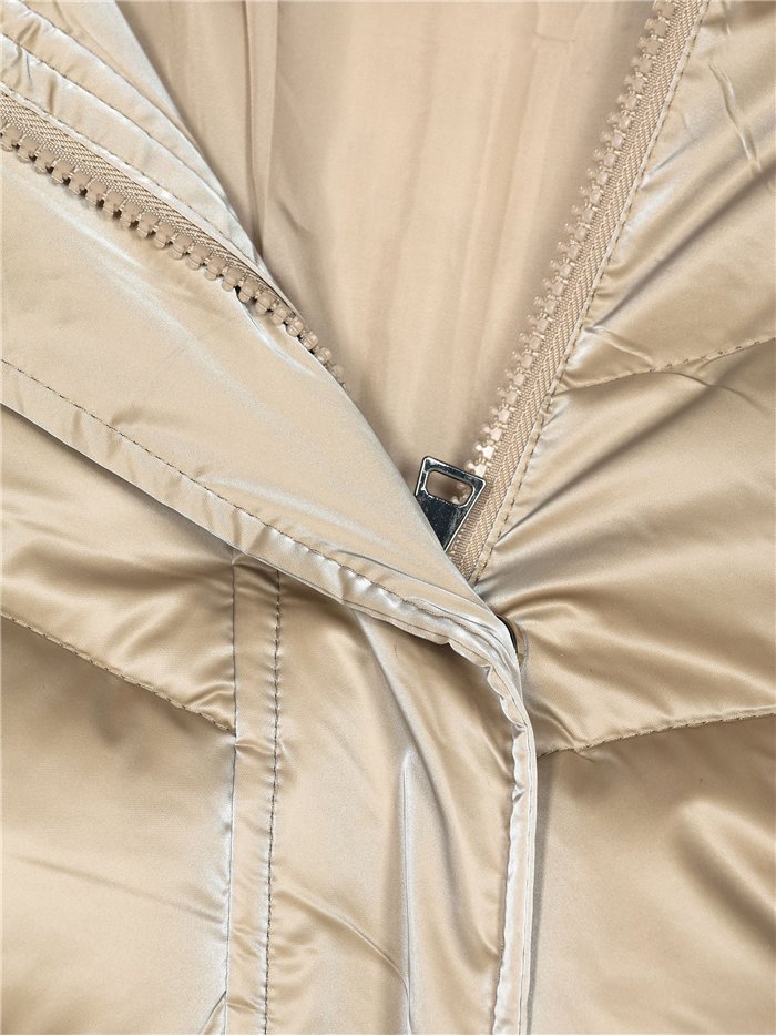 Anorak amplio acharolado water repellent cuello pelo
