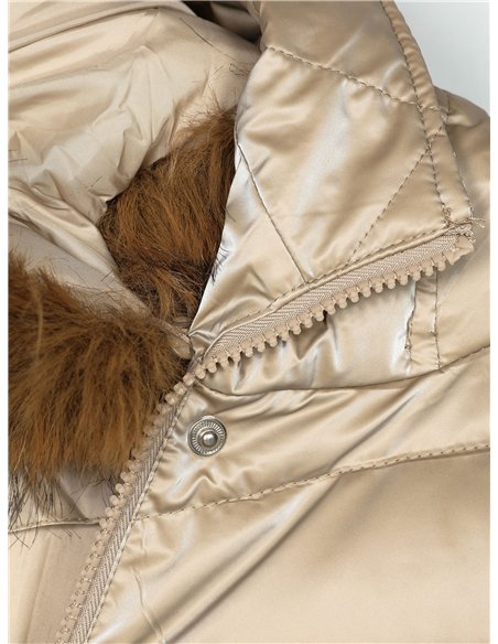 Anorak amplio acharolado water repellent cuello pelo