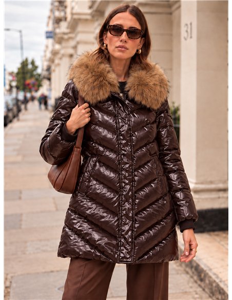 Anorak amplio acharolado water repellent cuello pelo