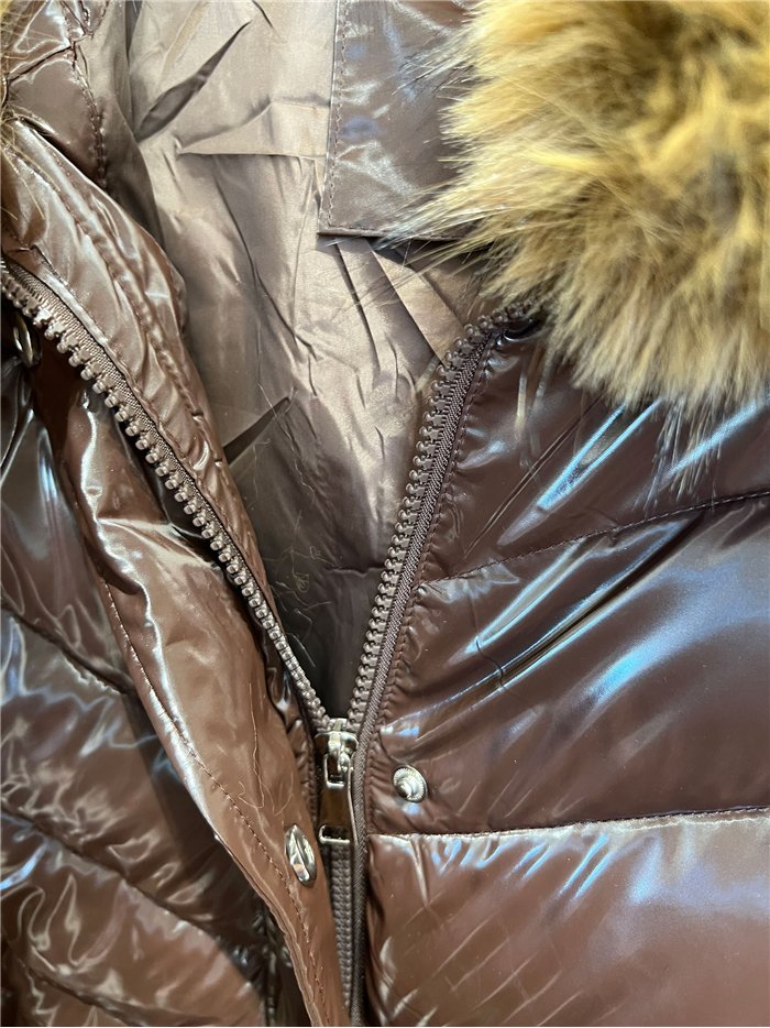 Anorak amplio acharolado water repellent cuello pelo