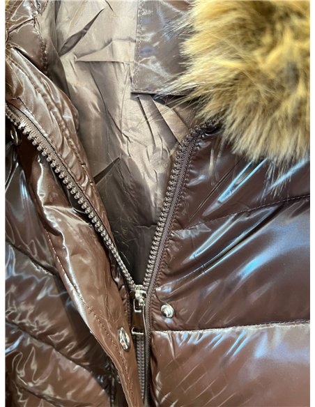 Anorak amplio acharolado water repellent cuello pelo