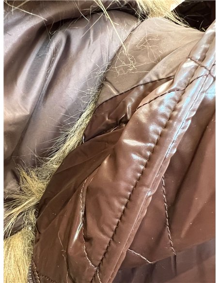 Anorak amplio acharolado water repellent cuello pelo