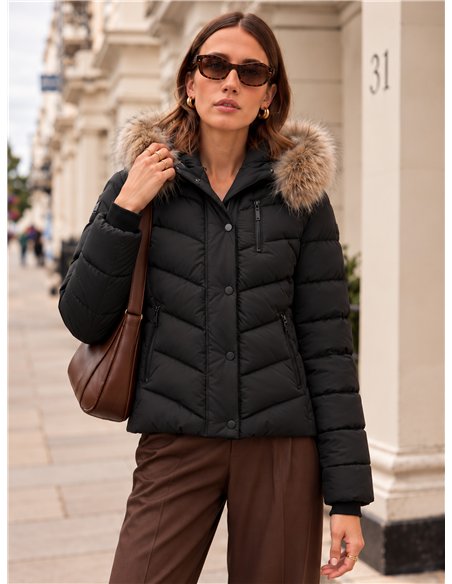 Anorak corto capucha con pelo