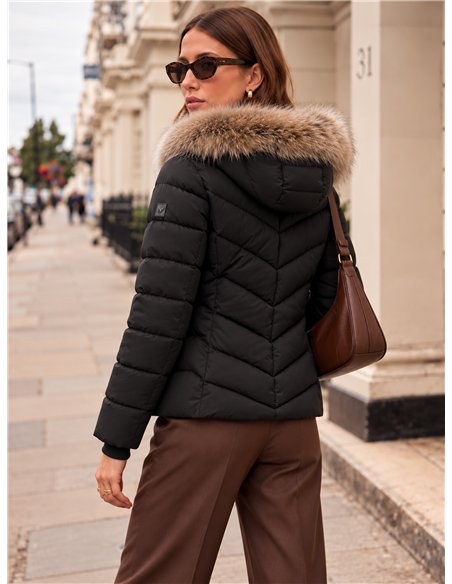 Anorak corto capucha con pelo
