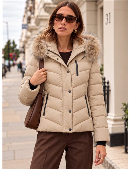 Anorak corto capucha con pelo