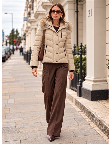 Anorak corto capucha con pelo