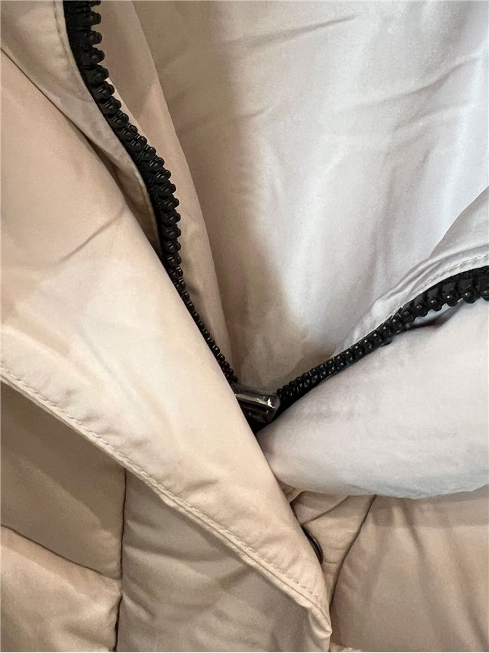Anorak corto capucha con pelo