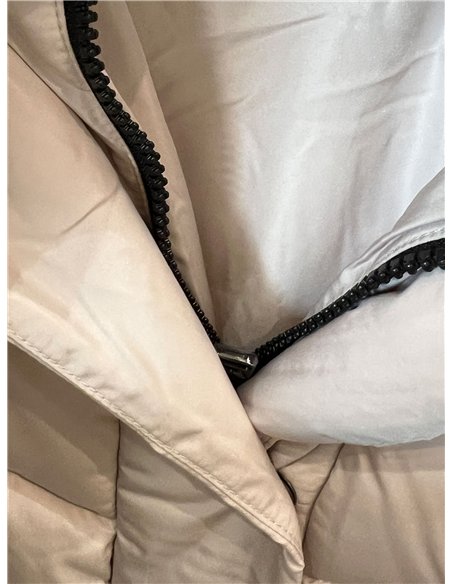 Anorak corto capucha con pelo