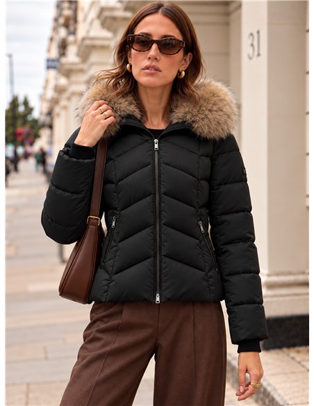 Anorak corto capucha con pelo
