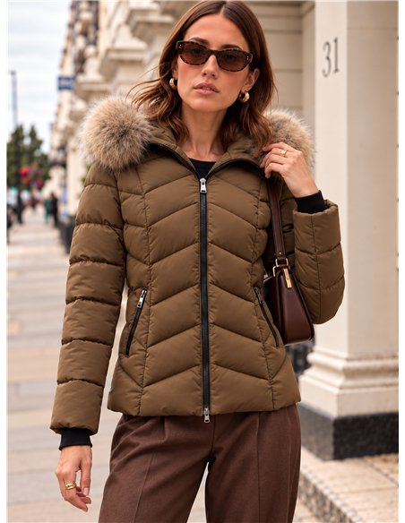 Anorak corto capucha con pelo