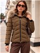 Anorak corto capucha con pelo