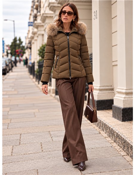 Anorak corto capucha con pelo