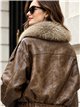 Chaqueta efecto piel con cuello de pelo