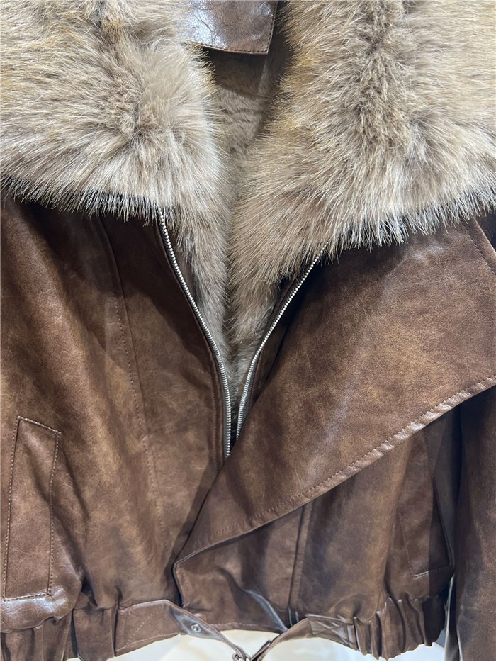 Chaqueta efecto piel con cuello de pelo