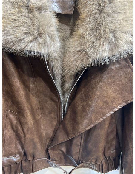 Chaqueta efecto piel con cuello de pelo