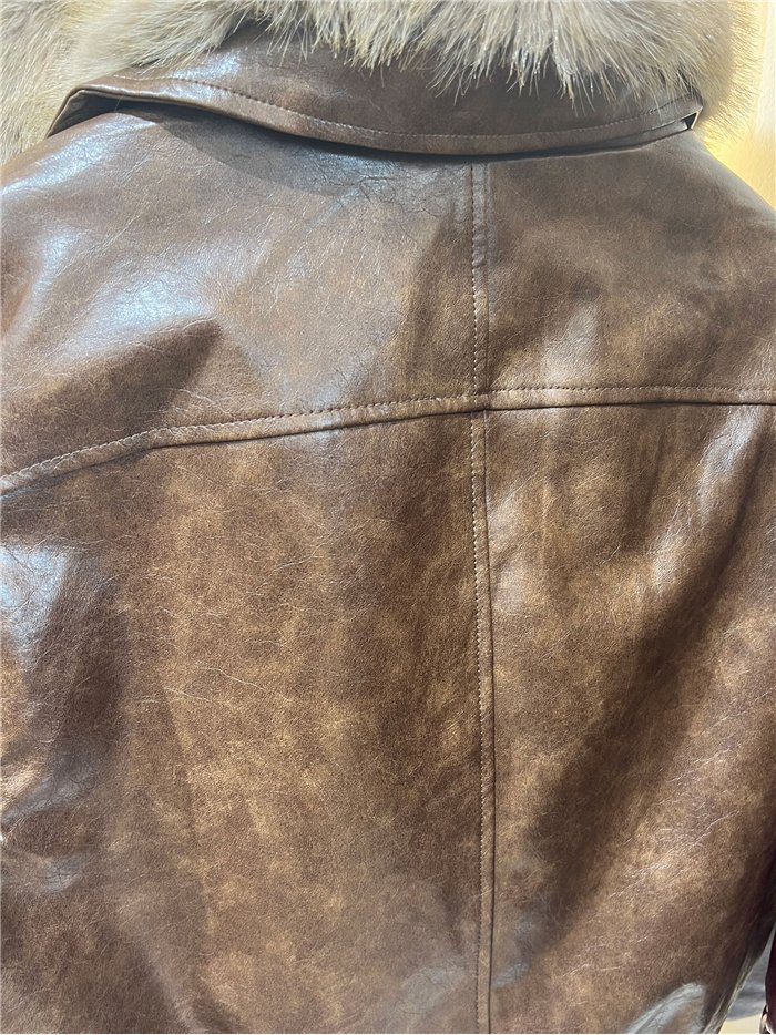 Chaqueta efecto piel con cuello de pelo