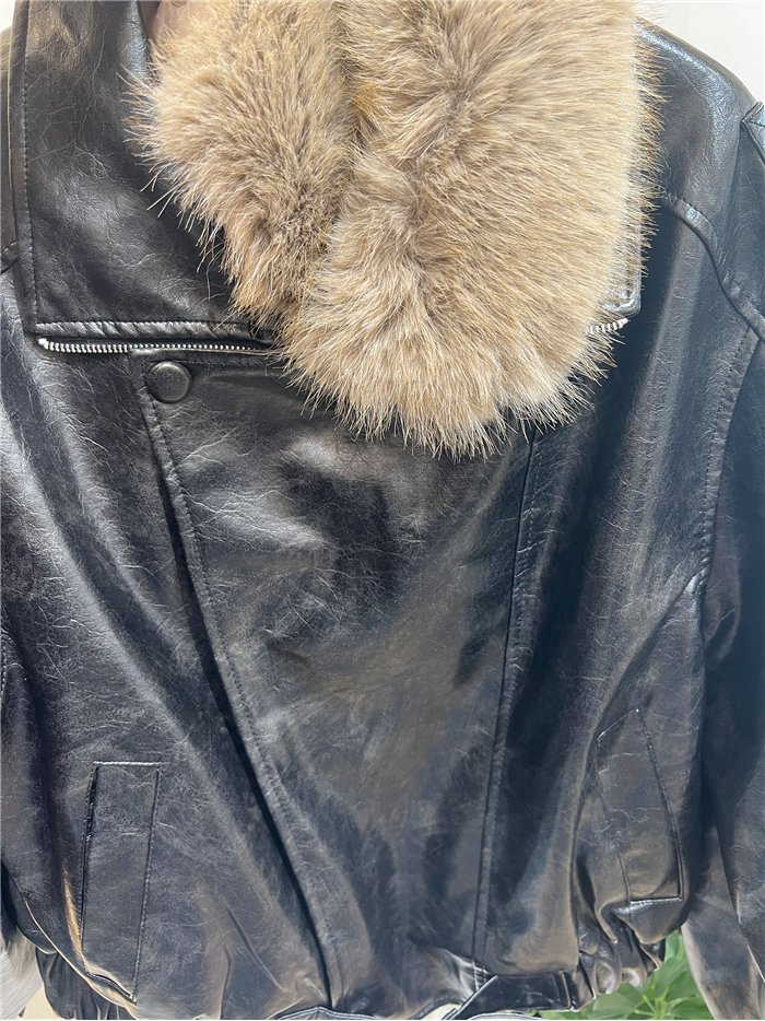 Chaqueta efecto piel con cuello de pelo