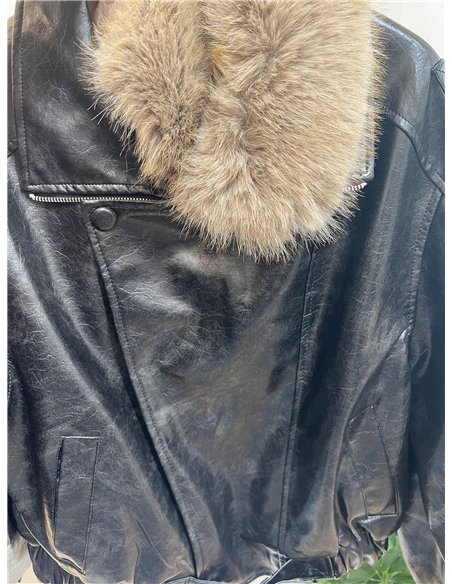 Chaqueta efecto piel con cuello de pelo