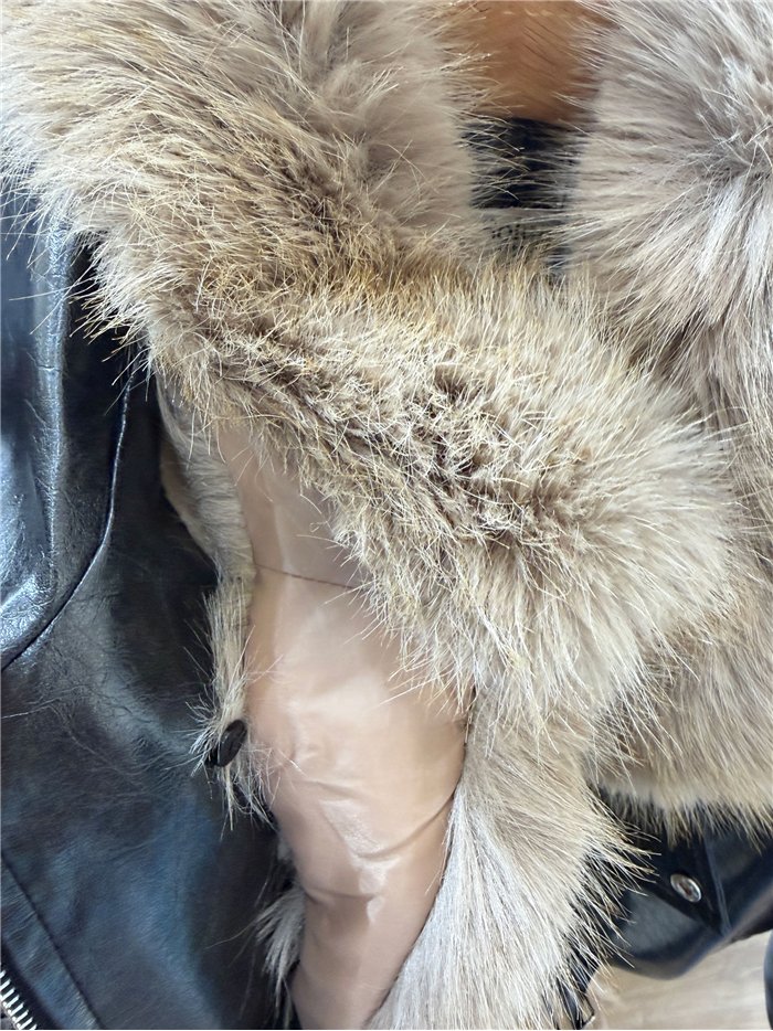 Chaqueta efecto piel con cuello de pelo