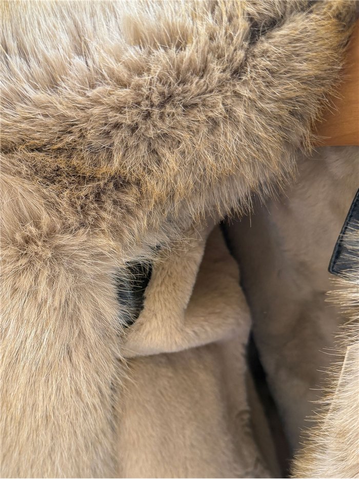 Chaqueta efecto piel con cuello de pelo