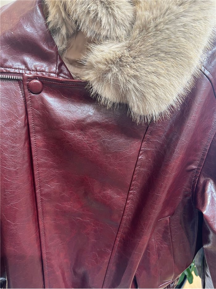 Chaqueta efecto piel con cuello de pelo