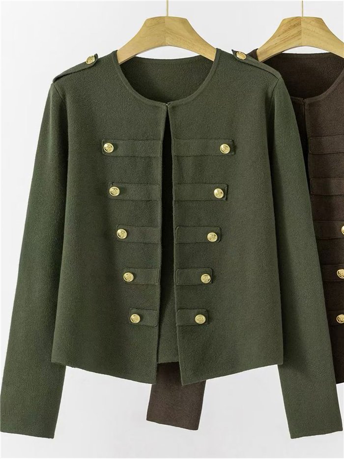 Gestrickte Militärjacke mit goldenen Knöpfen