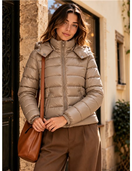 Chaqueta acolchada corta con capucha