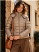 Chaqueta acolchada corta con capucha