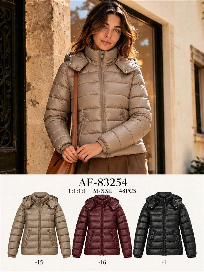 Chaqueta acolchada corta con capucha
