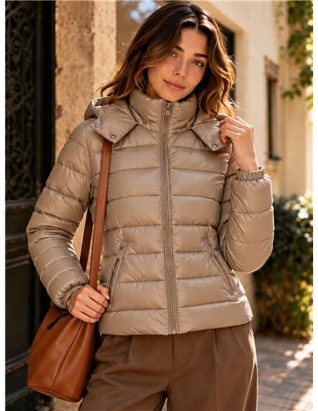 Chaqueta acolchada corta con capucha