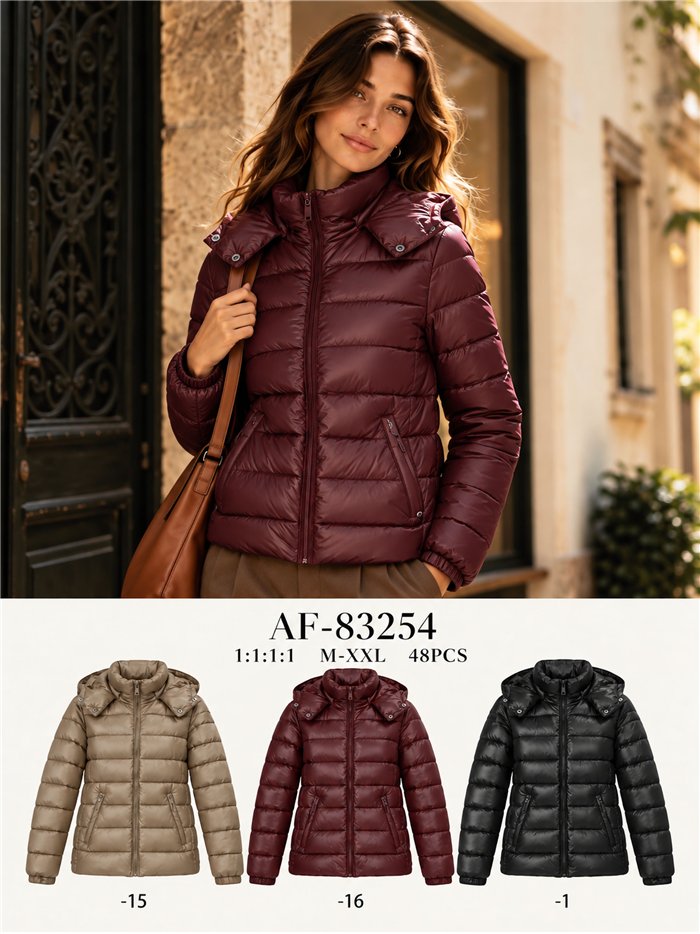 Chaqueta acolchada corta con capucha