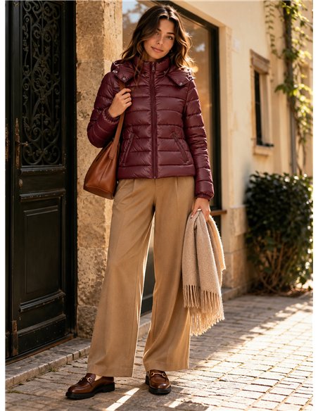 Chaqueta acolchada corta con capucha