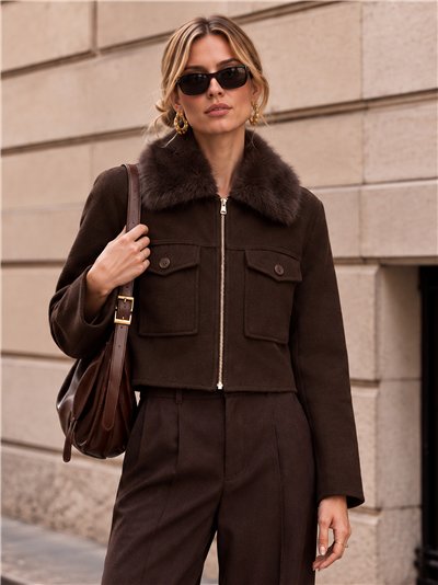 Chaqueta corta efecto paño con cuello de pelo