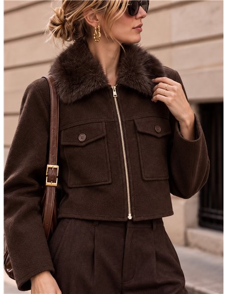 Chaqueta corta efecto paño con cuello de pelo