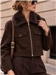 Chaqueta corta efecto paño con cuello de pelo