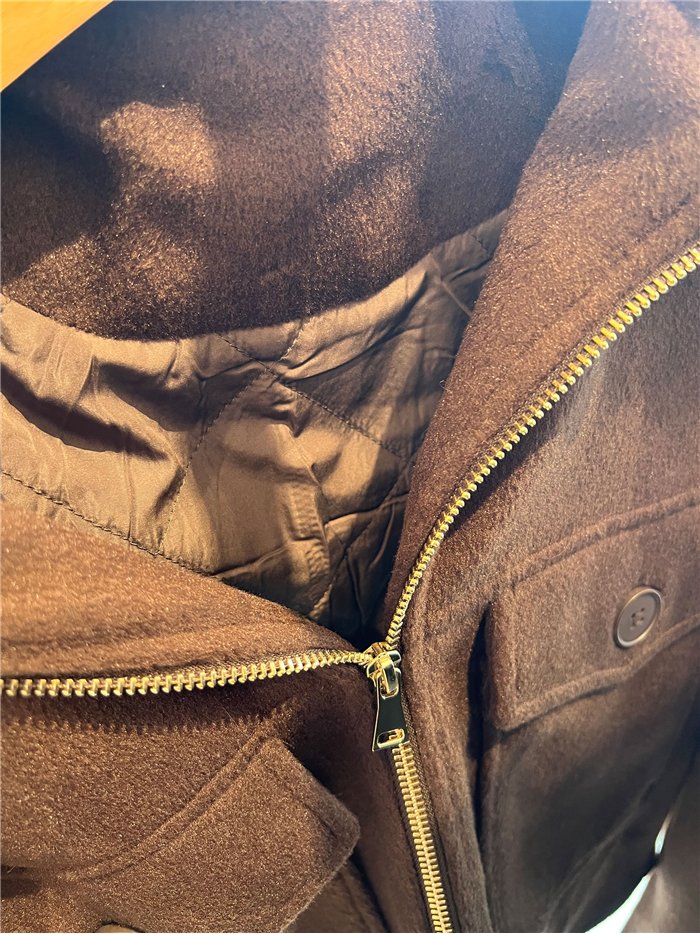 Chaqueta corta efecto paño con cuello de pelo