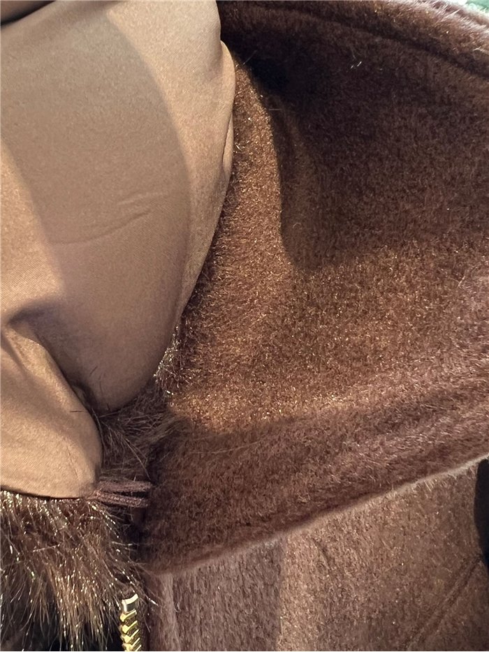 Chaqueta corta efecto paño con cuello de pelo