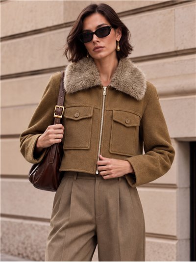 Chaqueta corta efecto paño con cuello de pelo