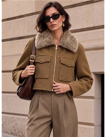 Chaqueta corta efecto paño con cuello de pelo