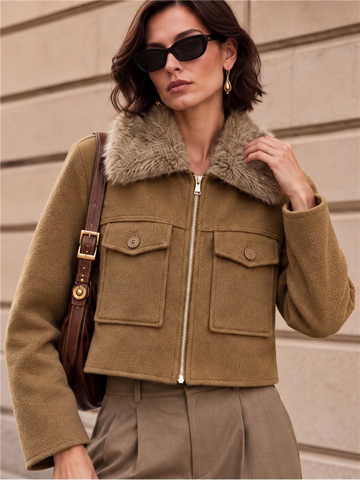 Chaqueta corta efecto paño con cuello de pelo