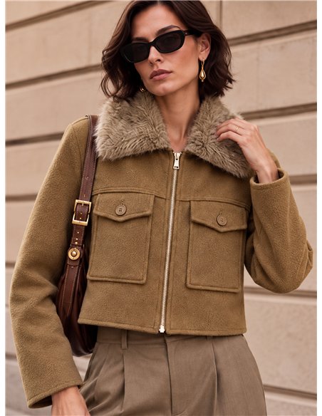 Chaqueta corta efecto paño con cuello de pelo