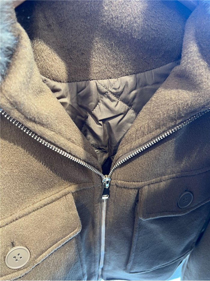 Chaqueta corta efecto paño con cuello de pelo