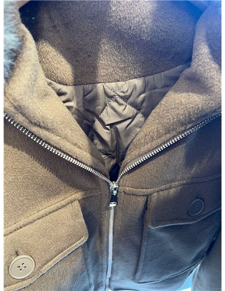 Chaqueta corta efecto paño con cuello de pelo