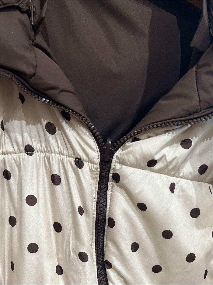Chaqueta reversible acolchada de lunares con capucha