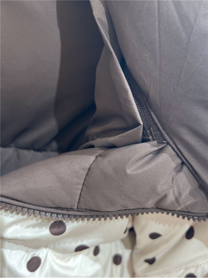 Chaqueta reversible acolchada de lunares con capucha