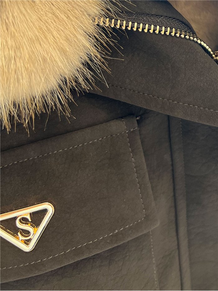 Chaqueta efecto piel con cuello y puños de pelo