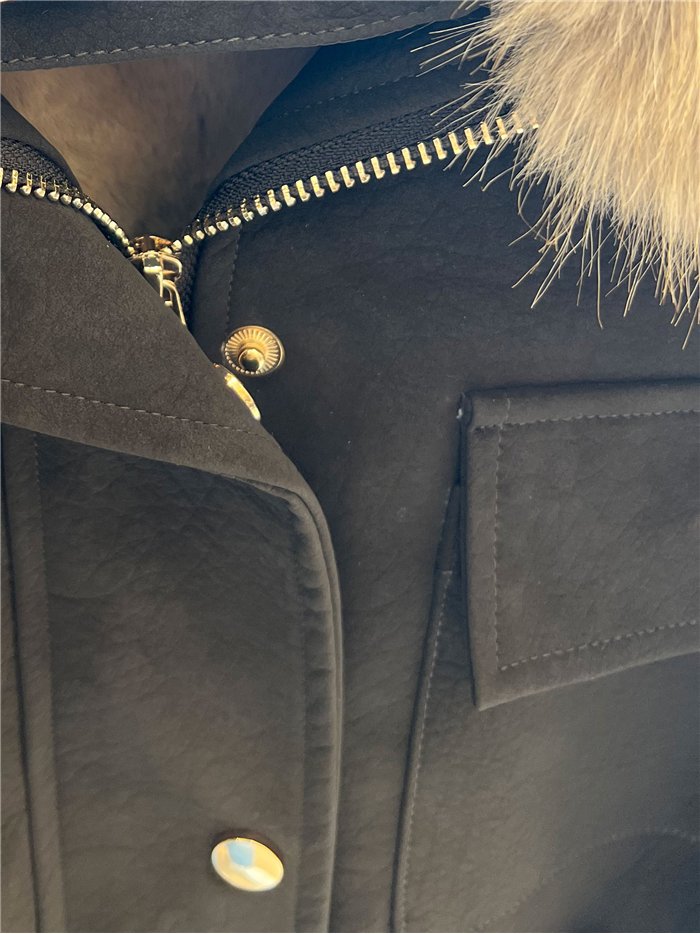 Chaqueta efecto piel con cuello y puños de pelo